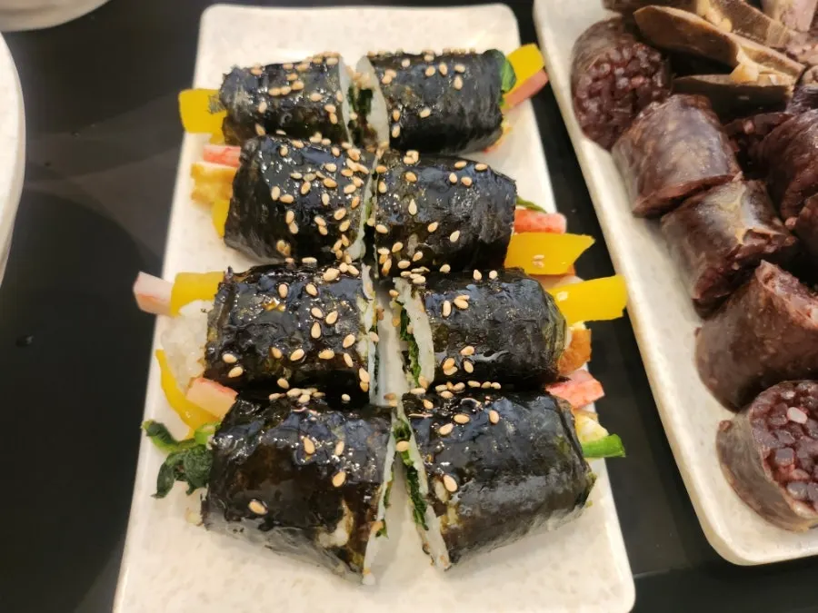 참기름과 통깨를 올린 꼬마김밥