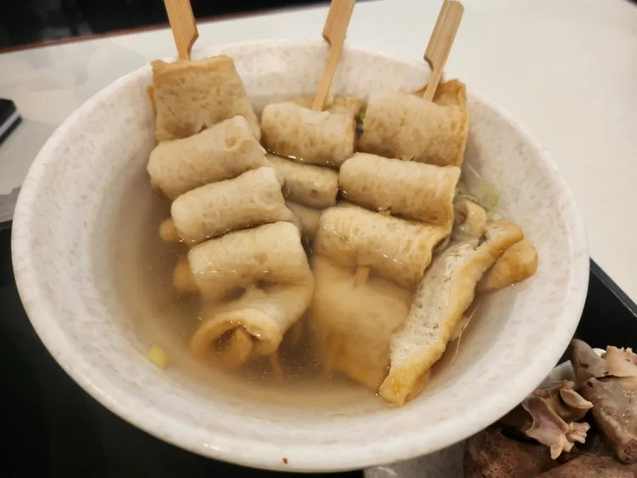 따끈한 국물에 담긴 어묵 꼬치