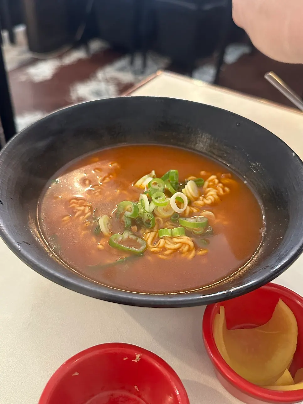 현선이콤보세트와 라면이 차려진 테이블
