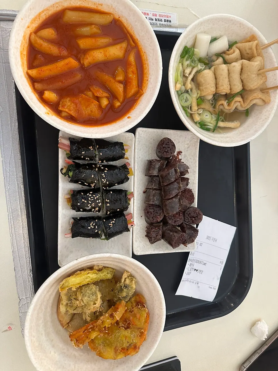 떡볶이와 분식 메뉴 한 상