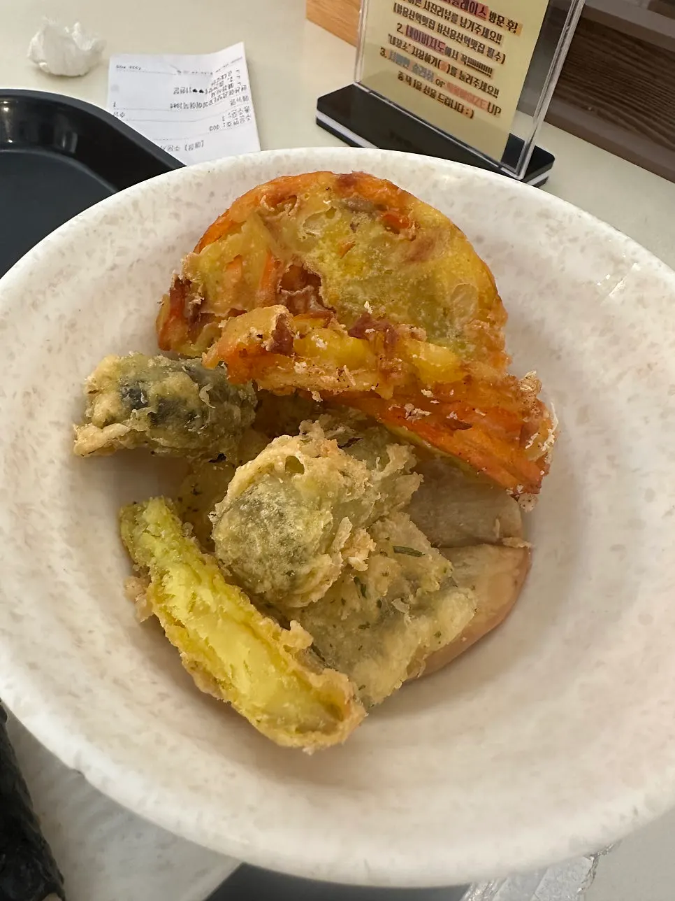 푸짐하게 차려진 분식 테이블