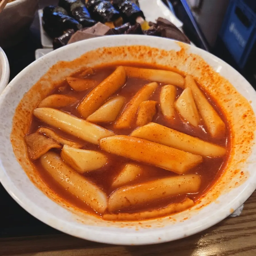 빨간 양념의 매콤달콤 떡볶이