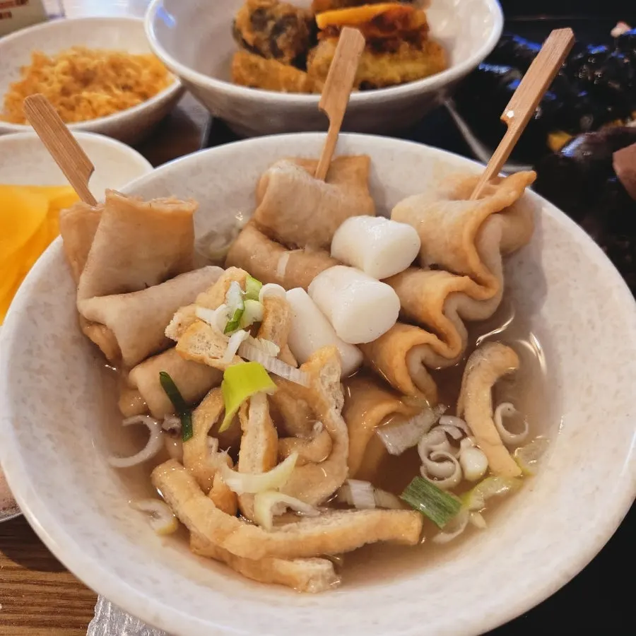 쫄깃한 떡과 바삭한 튀김 조합