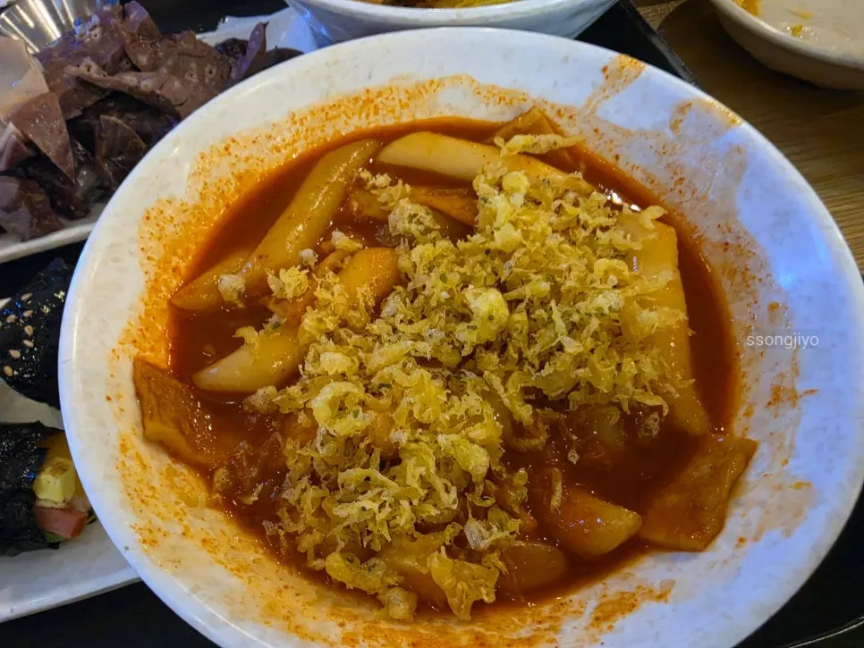 떡볶이에 곁들인 오뎅