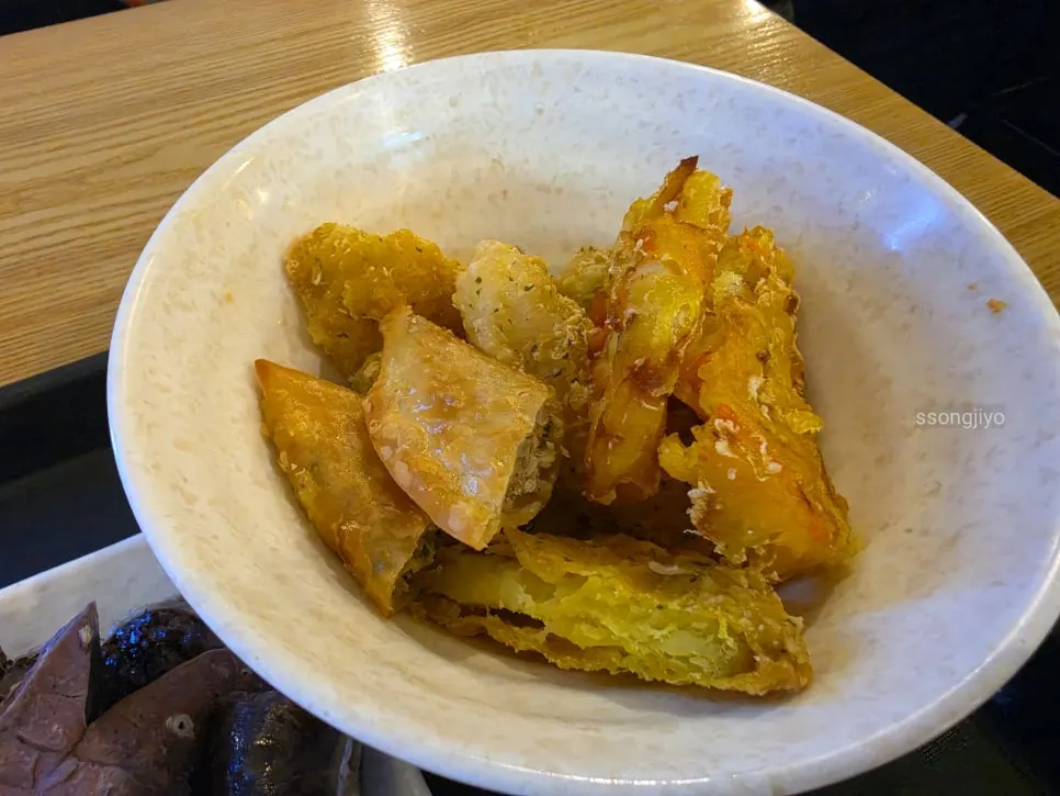 꼬치 어묵과 떡볶이 소스