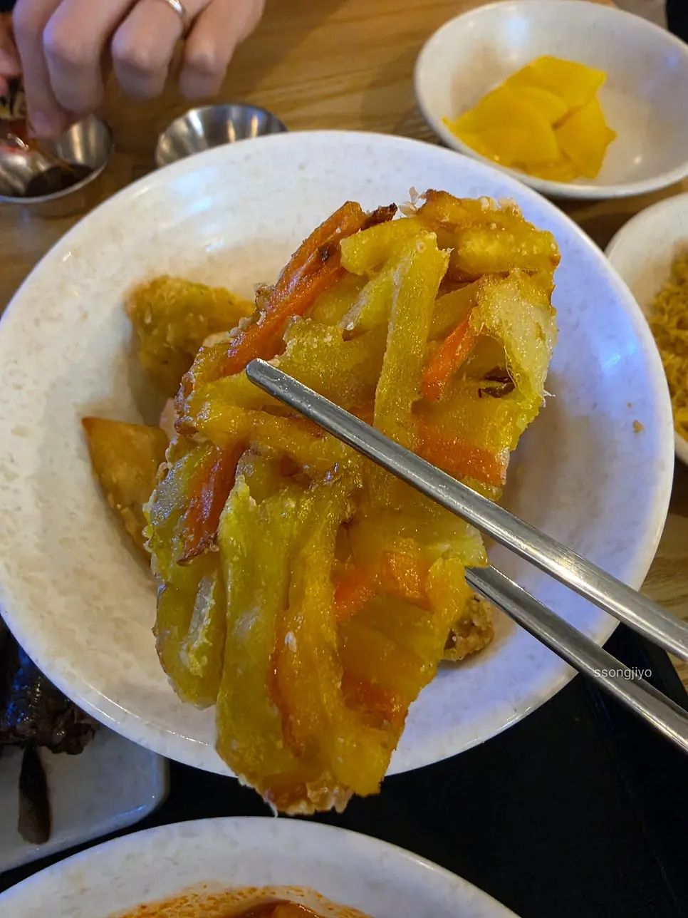 구불구불한 꼬치 어묵