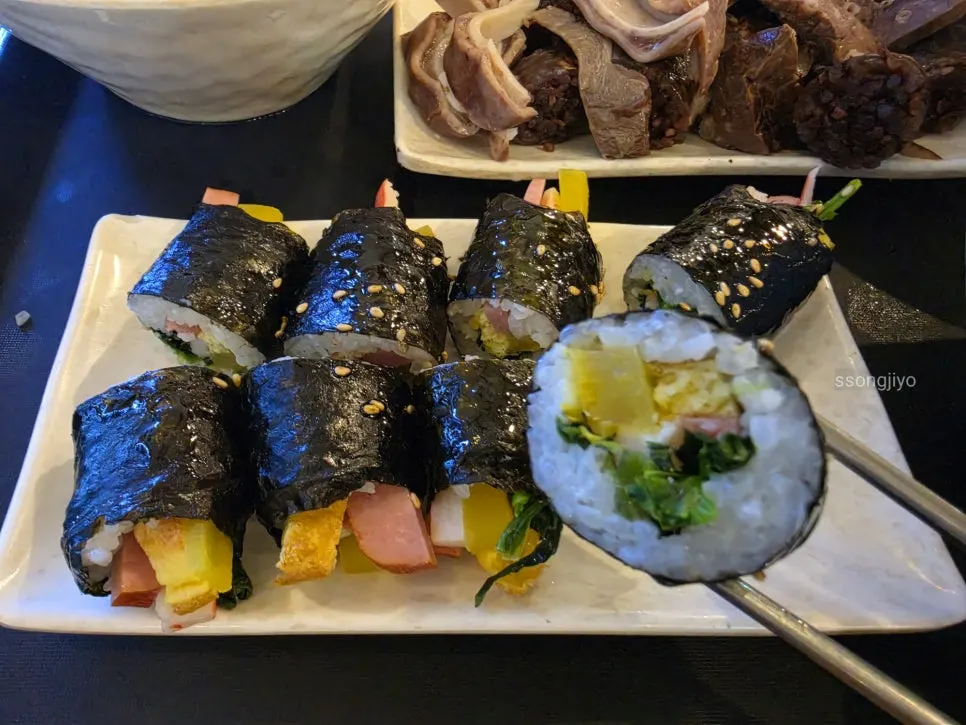 떡볶이 소스에 찍는 순대
