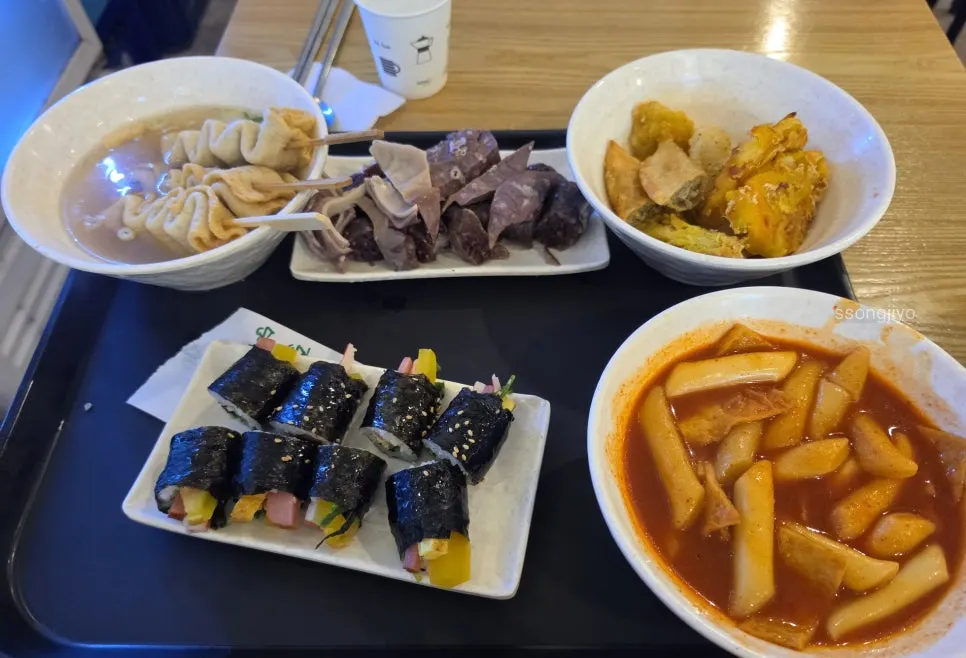 싹싹 비운 분식 한 끼