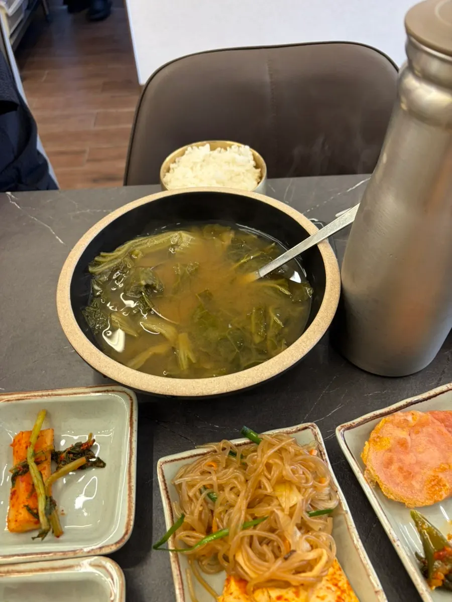생선구이와 밥, 국, 반찬 한 상 차림