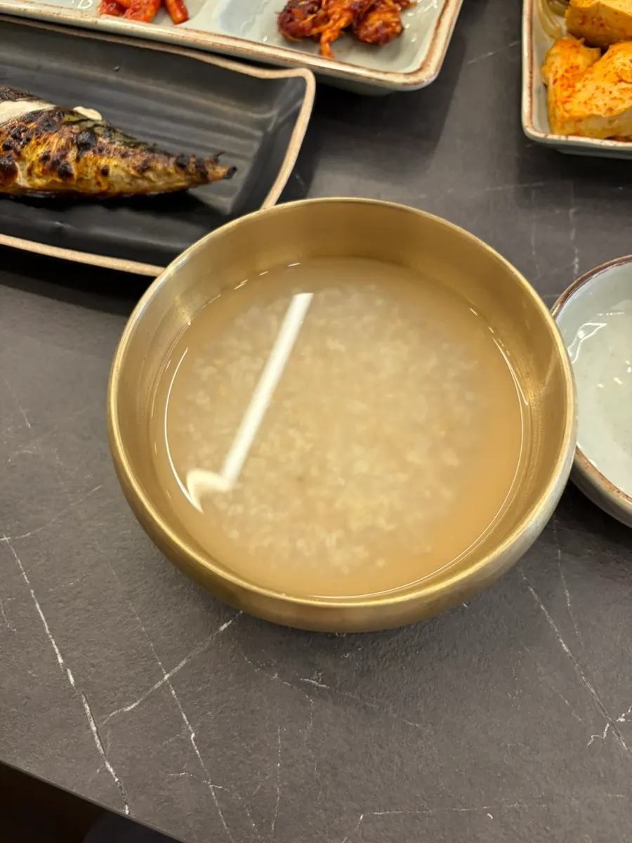 식전에 나온 따뜻한 숭늉