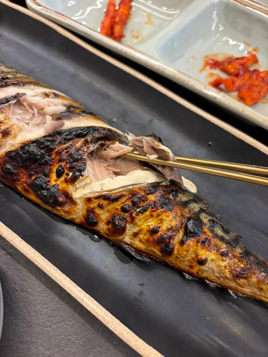 노릇하게 구워진 화덕 고등어구이