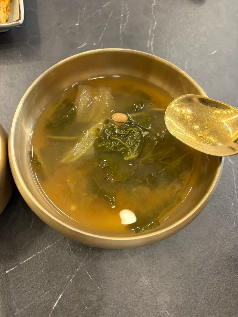 정식과 함께 나온 따뜻한 국