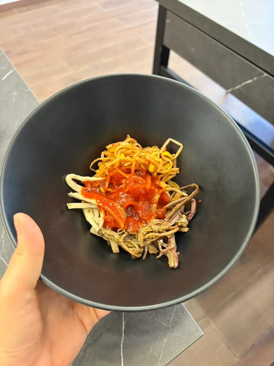 직접 담아 만든 비빔밥 한 그릇