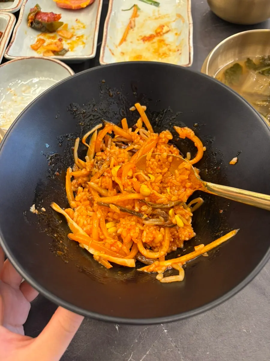 비벼낸 비빔밥과 생선구이 조합
