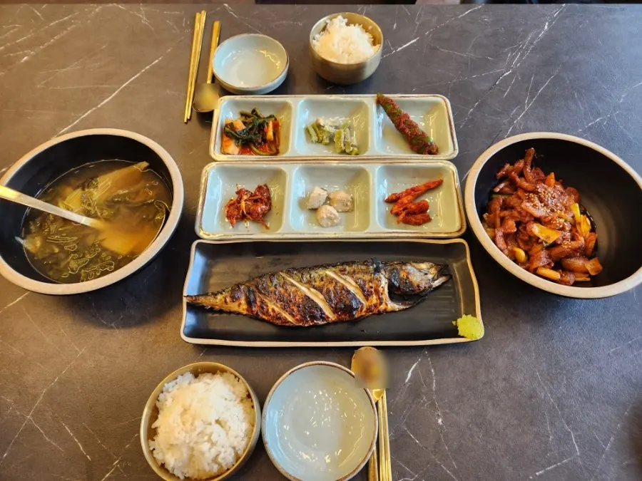 주문한 고등어정식과 제육정식 상차림