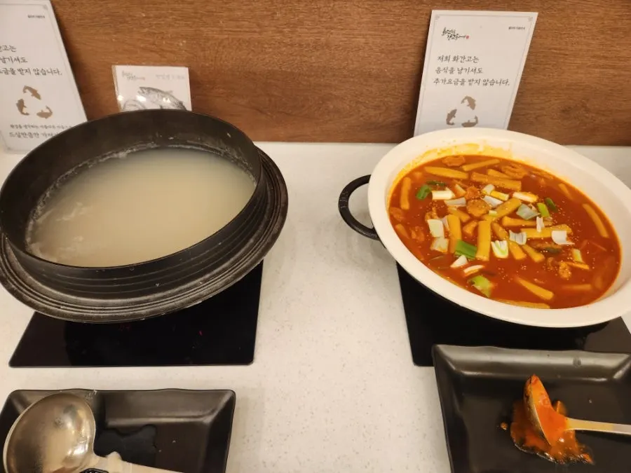 잡채와 소시지볶음이 놓인 셀프바