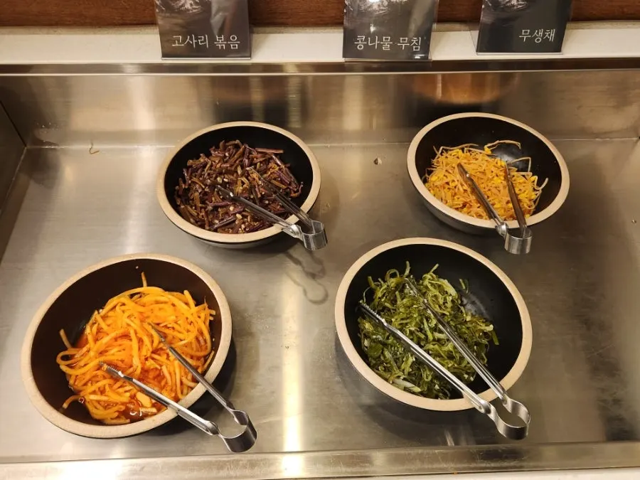 나물이 준비된 비빔밥 셀프바