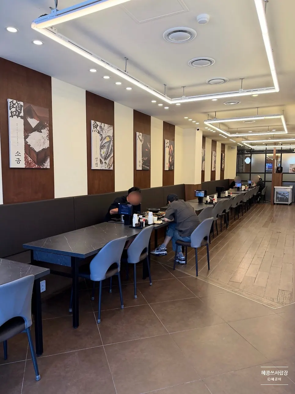Long hall interior of Hwadeogeuro Gan Godeungeo, Changwon Yongwon Branch