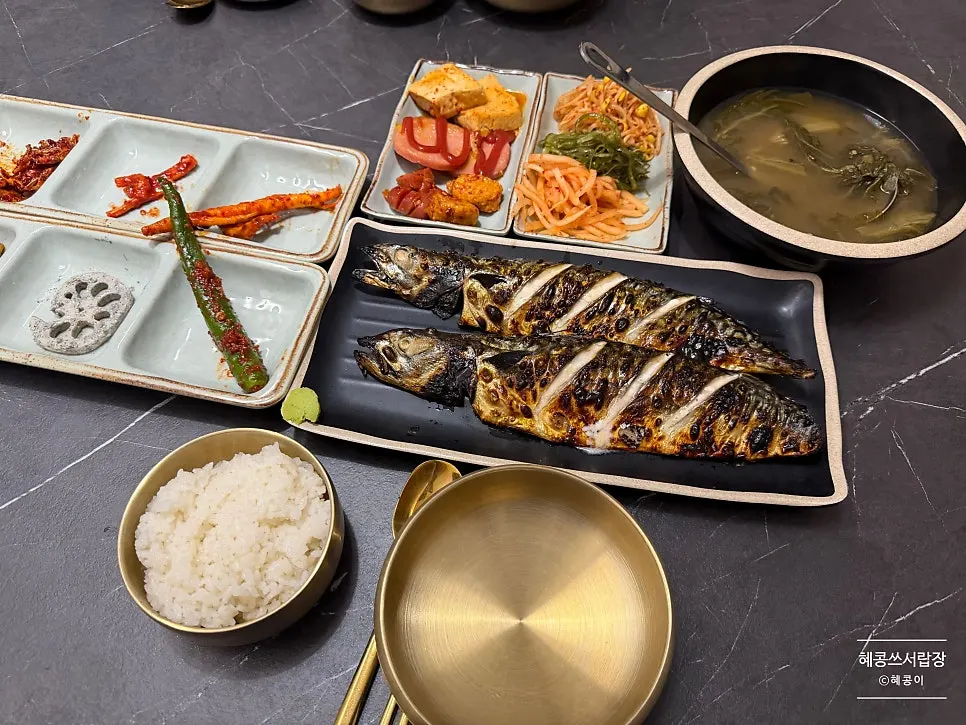 Full spread of the grilled mackerel set