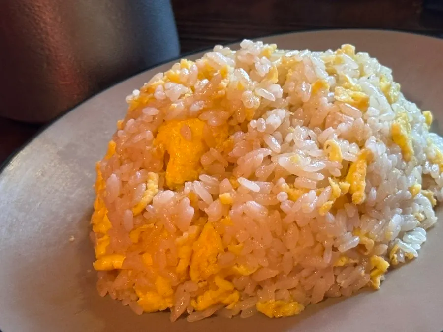 Crispy chili yurimgi cut with scissors, served with sauce