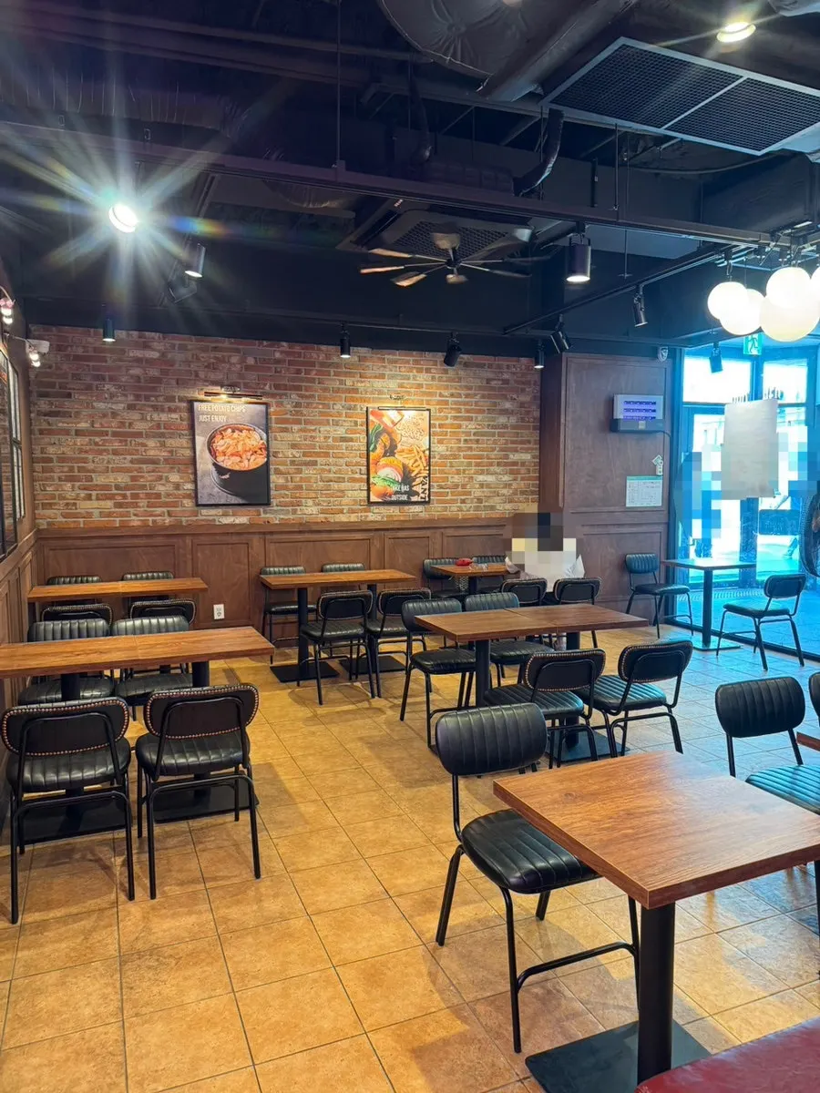 Modern interior of the Bas Burger store