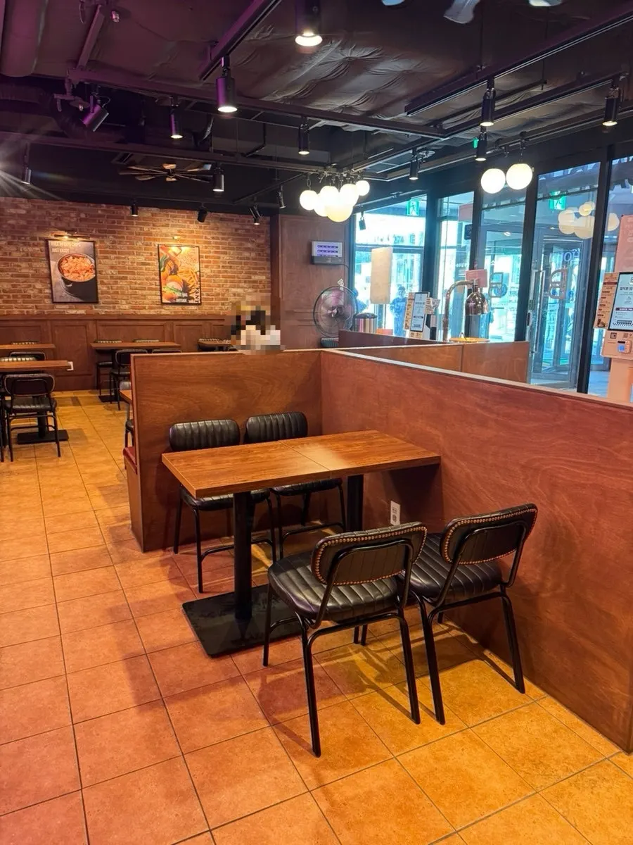 Bas Burger seating with an American-style atmosphere