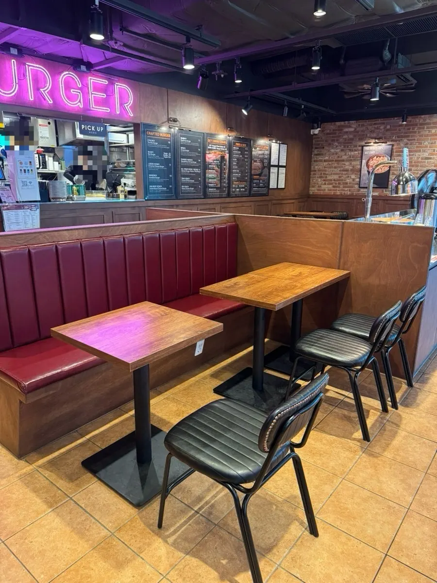 A table at Bas Burger, good for solo dining