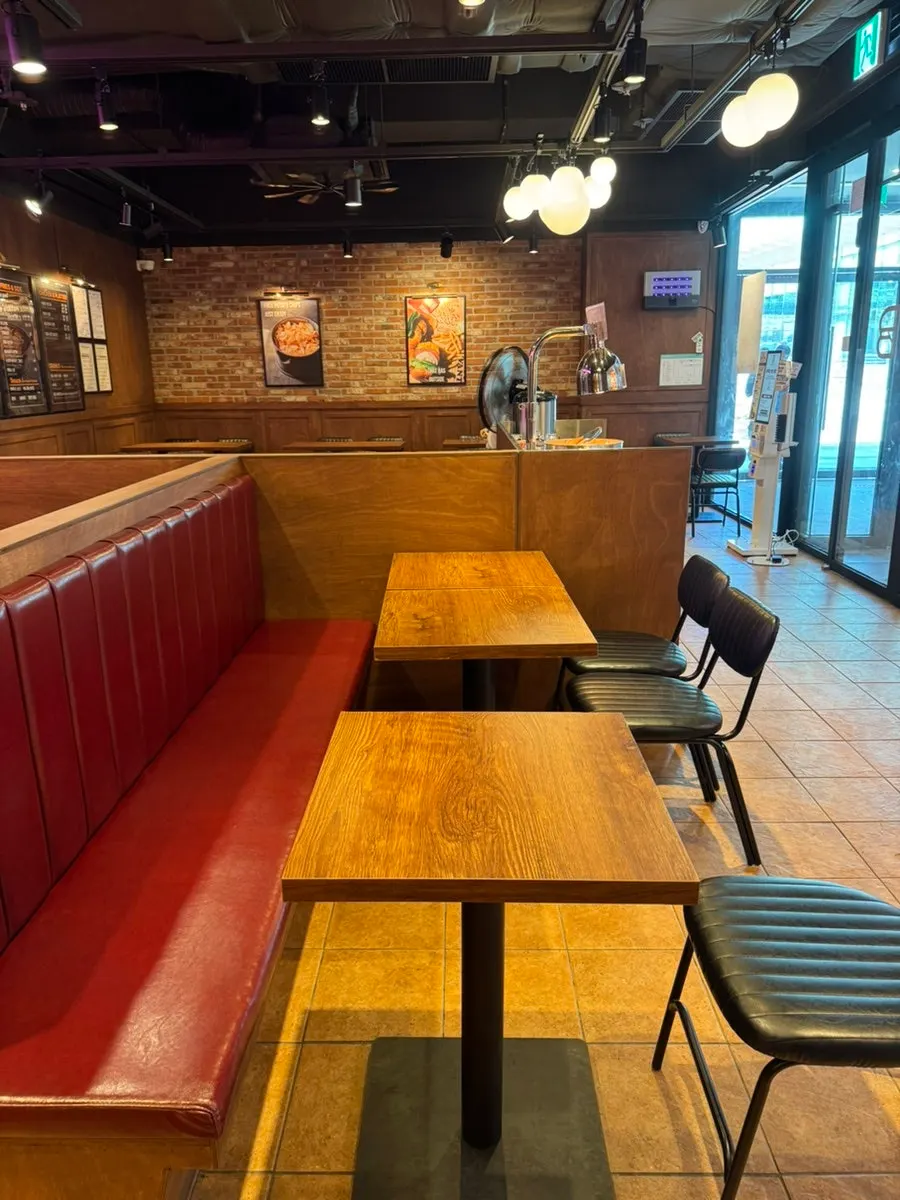 Calm interior decor of Bas Burger