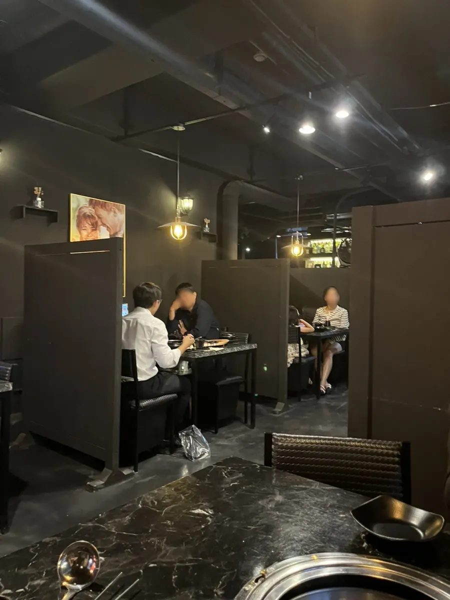 Tables divided by partitions at Yuklab Gangnam