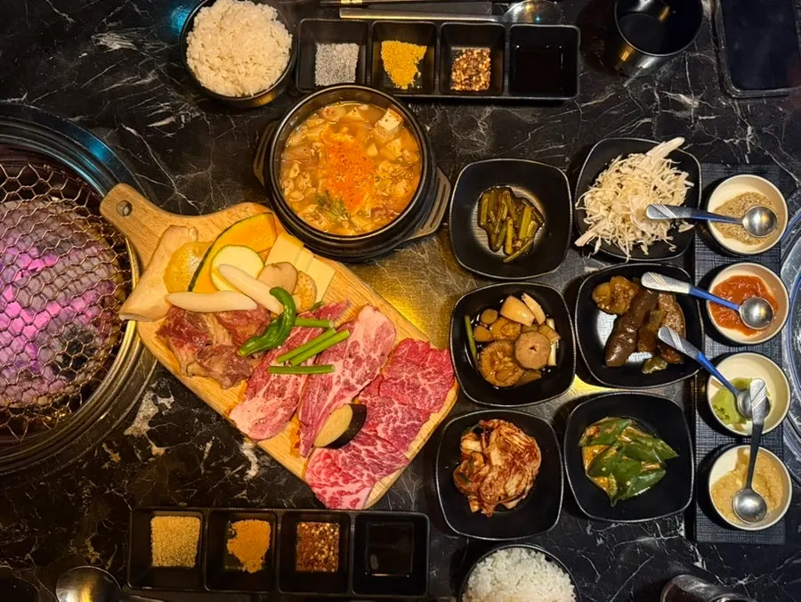 2인 갈비세트와 기본 반찬이 차려진 한 상