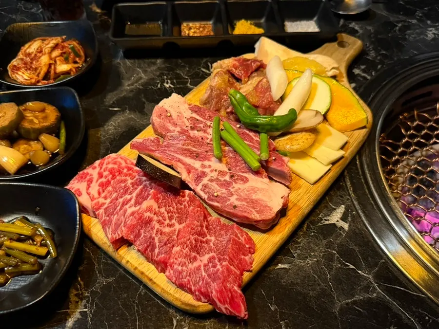 굽기 전 진갈비살과 양갈비, 양념갈비 접시