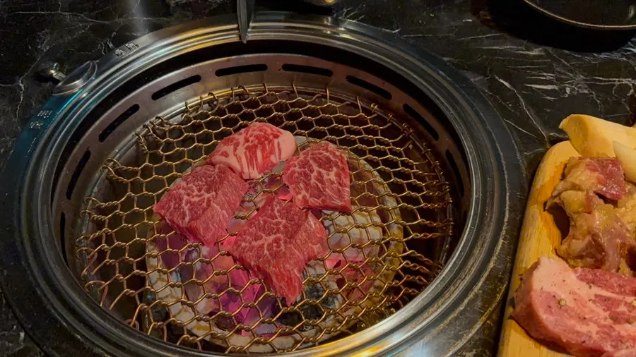 불판 위에서 구워지는 진갈비살