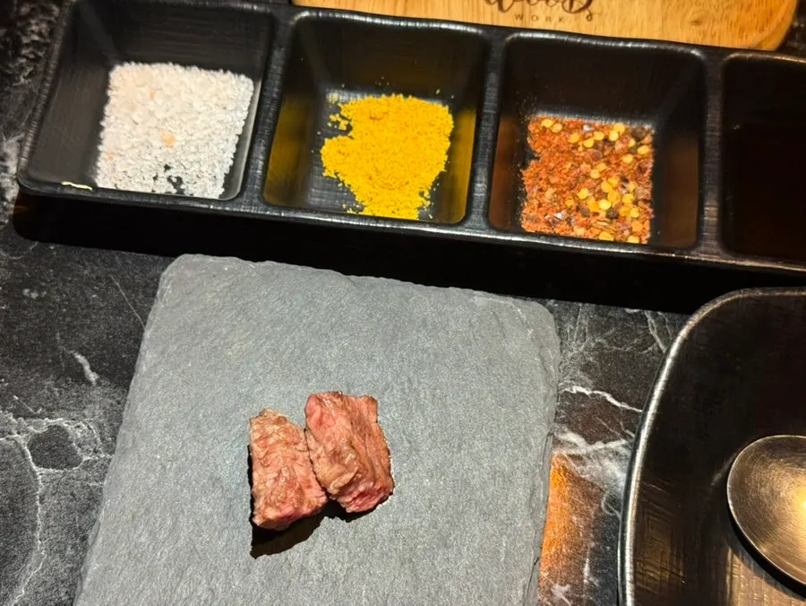 소금에 찍어 먹는 진갈비살 한 점