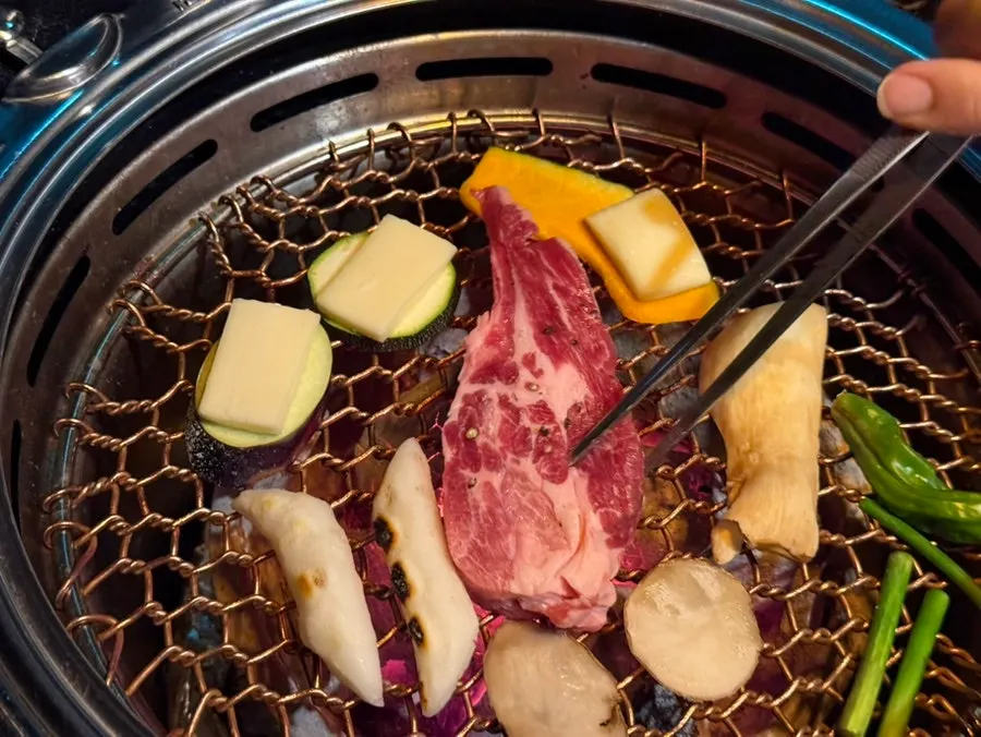 불판에 올린 양갈비