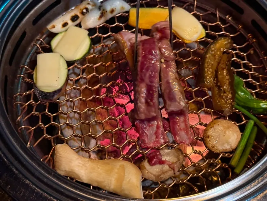카레가루에 찍어 먹는 양갈비 한 점