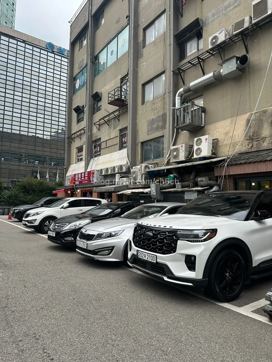 이중주차된 여의도종합상가 주차장