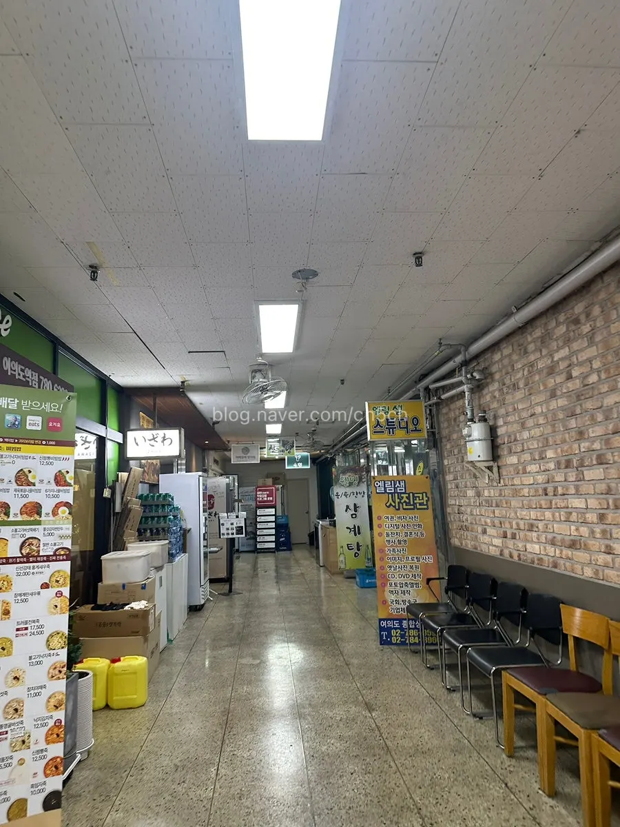 상가 2층 복도와 매장 안내