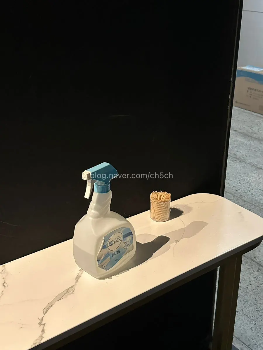 에어컨이 설치된 룸 내부