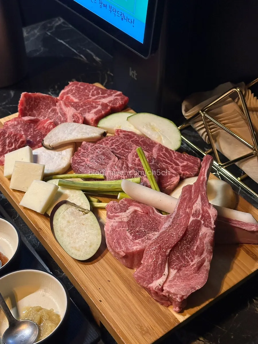 진갈비 토시살 양갈비가 담긴 세트