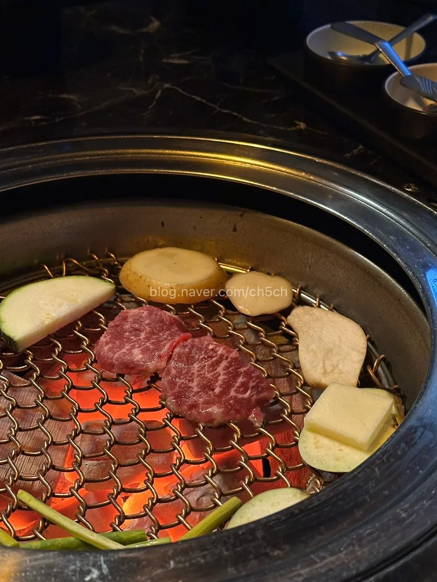 불판에 구워지는 진갈비와 10초 치즈