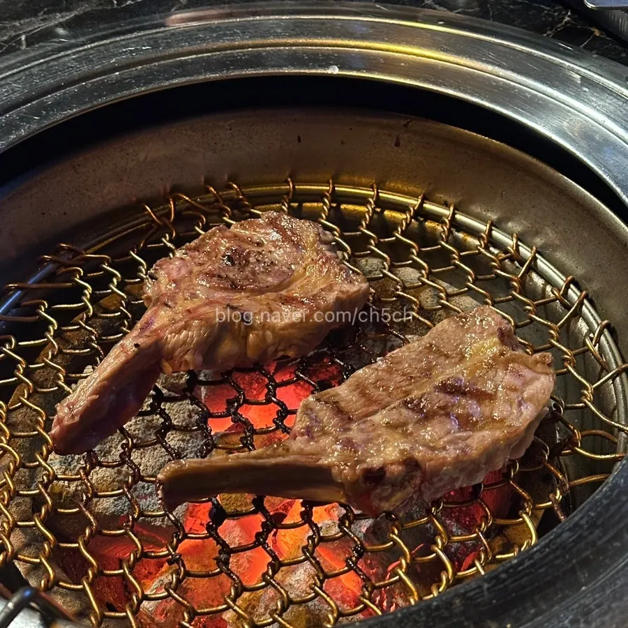 쯔란과 카레가루를 곁들인 양갈비