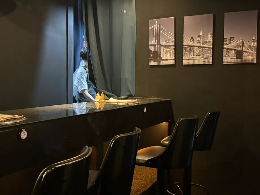 Quiet interior with partitioned tables