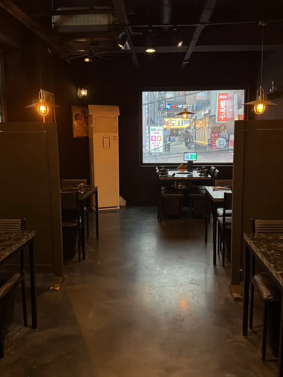 Main hall seating at Yuklab Gangnam