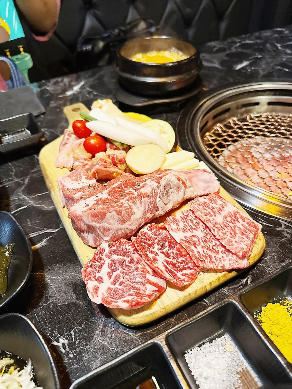 육랩 2인 갈비세트 고기 접시