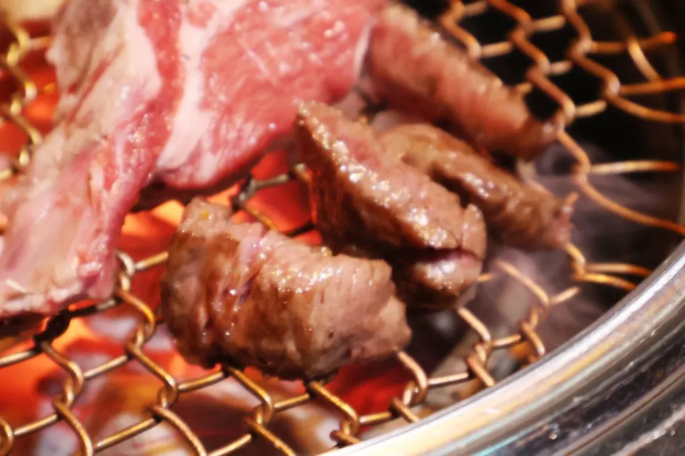 숯불에 구워지는 갈비살
