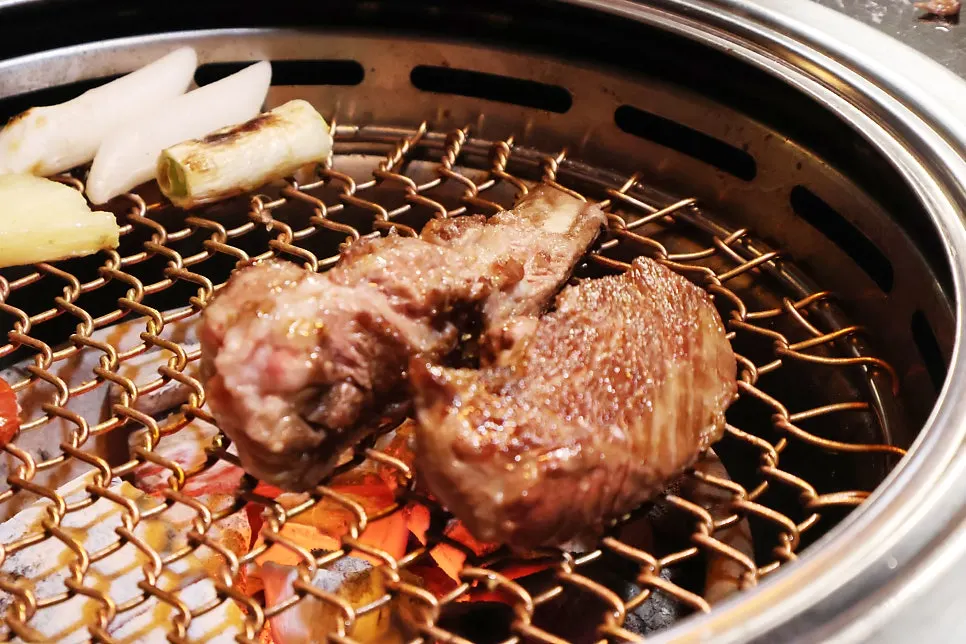 쌈과 함께 차려진 고기 한 점