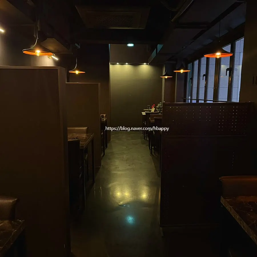 Window-side hall table with partitions at Yukrab Jongno