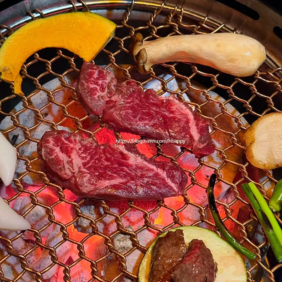 Jingalbisal dipped in garlic sauce