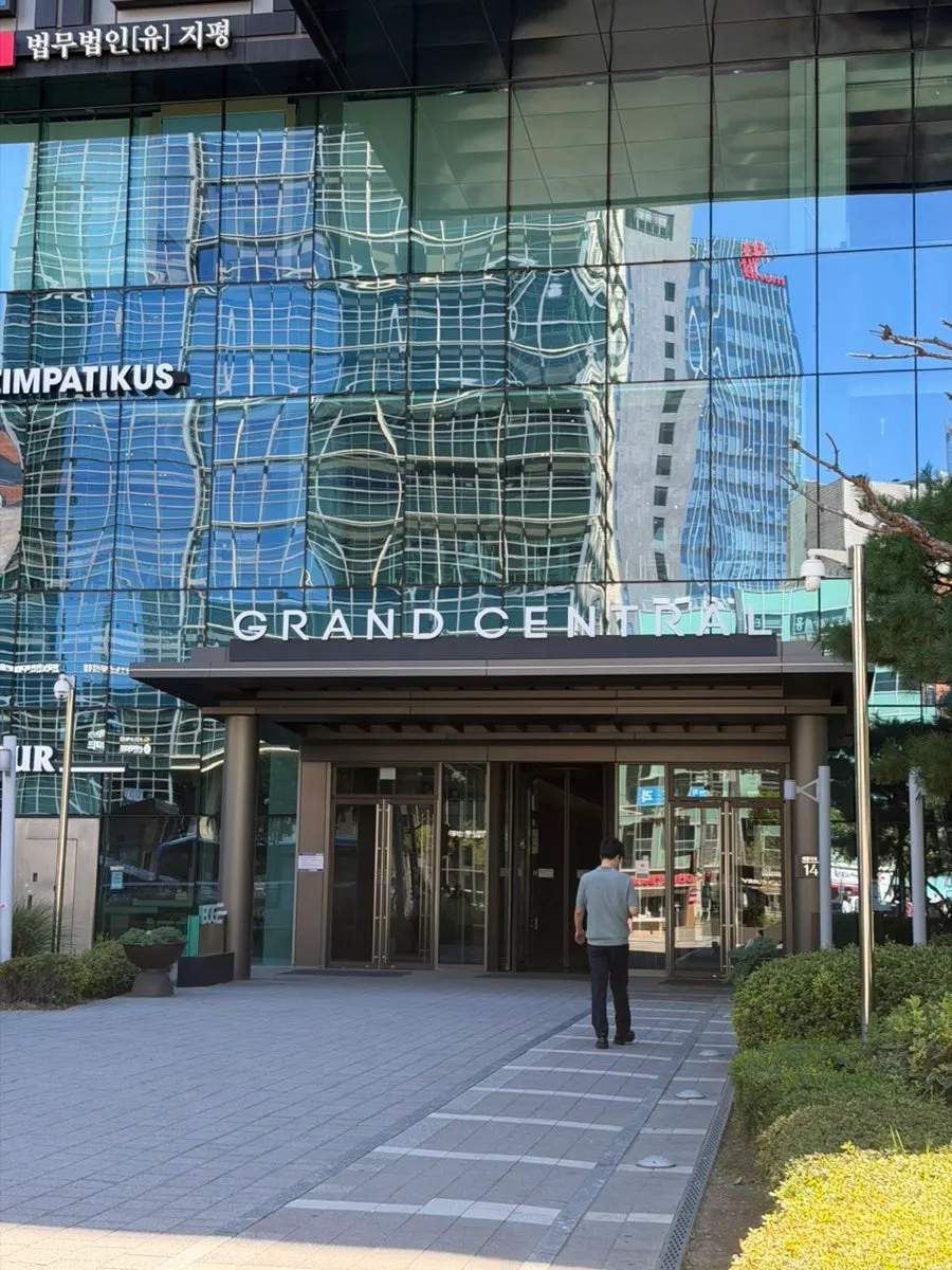 Entrance to the Grand Central building and the way to Yunseul