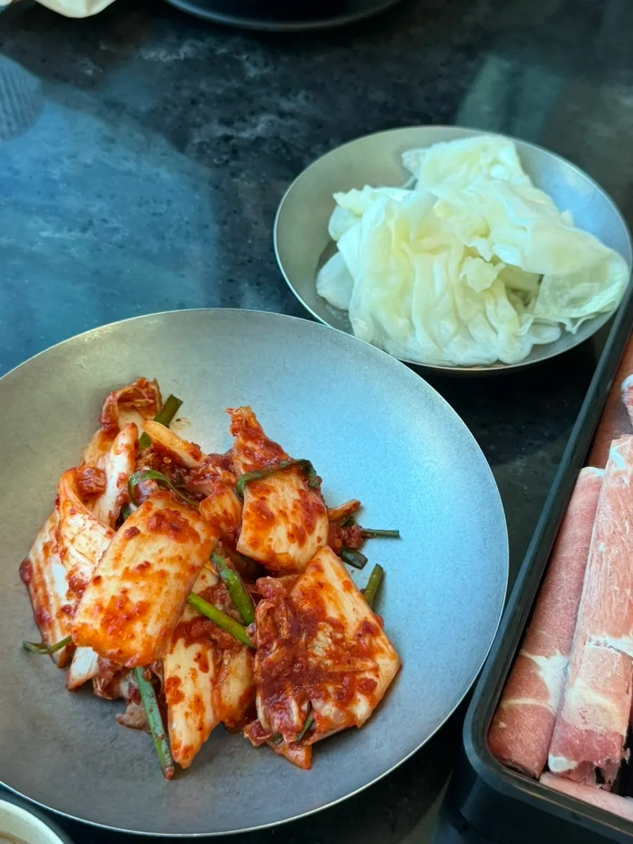 Basic side dishes: cabbage pickles and geotjeori kimchi